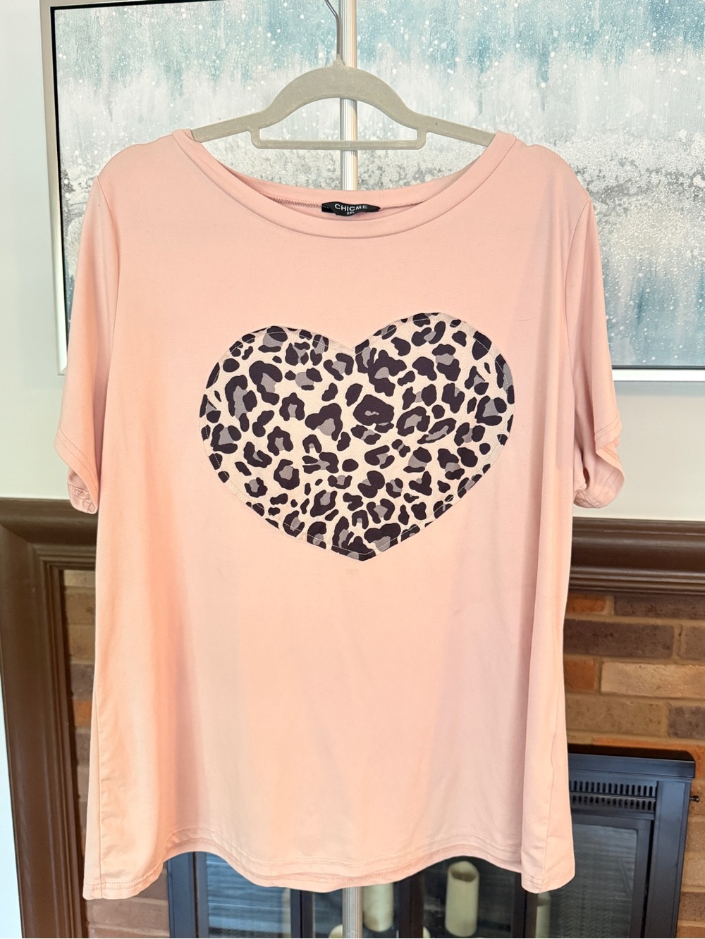 Chic Girl Pink Short Sleeve Tee with Leopard Heart Graphic